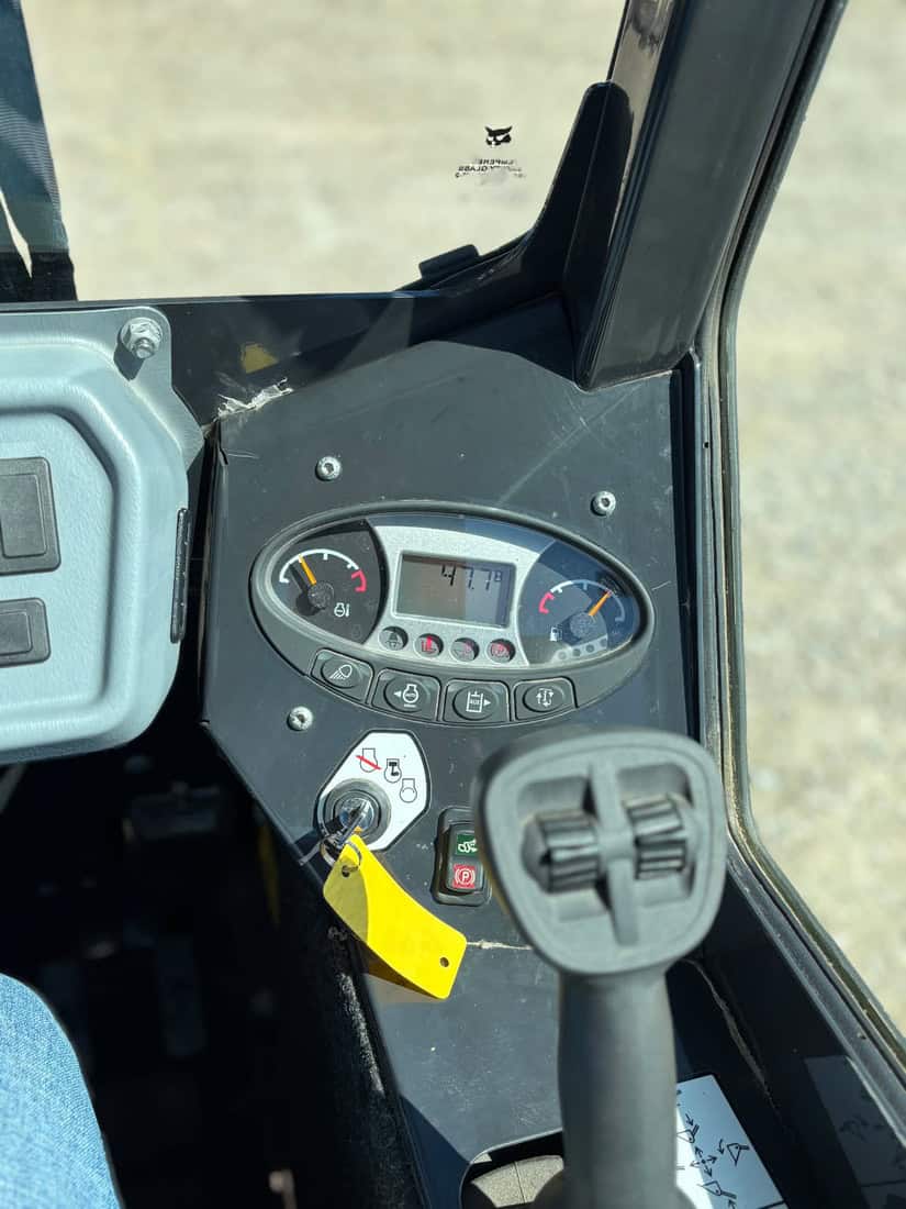 dashboard-controls-hour-meter-display-2022-bobcat-l28-loader-477-hours-western-canada