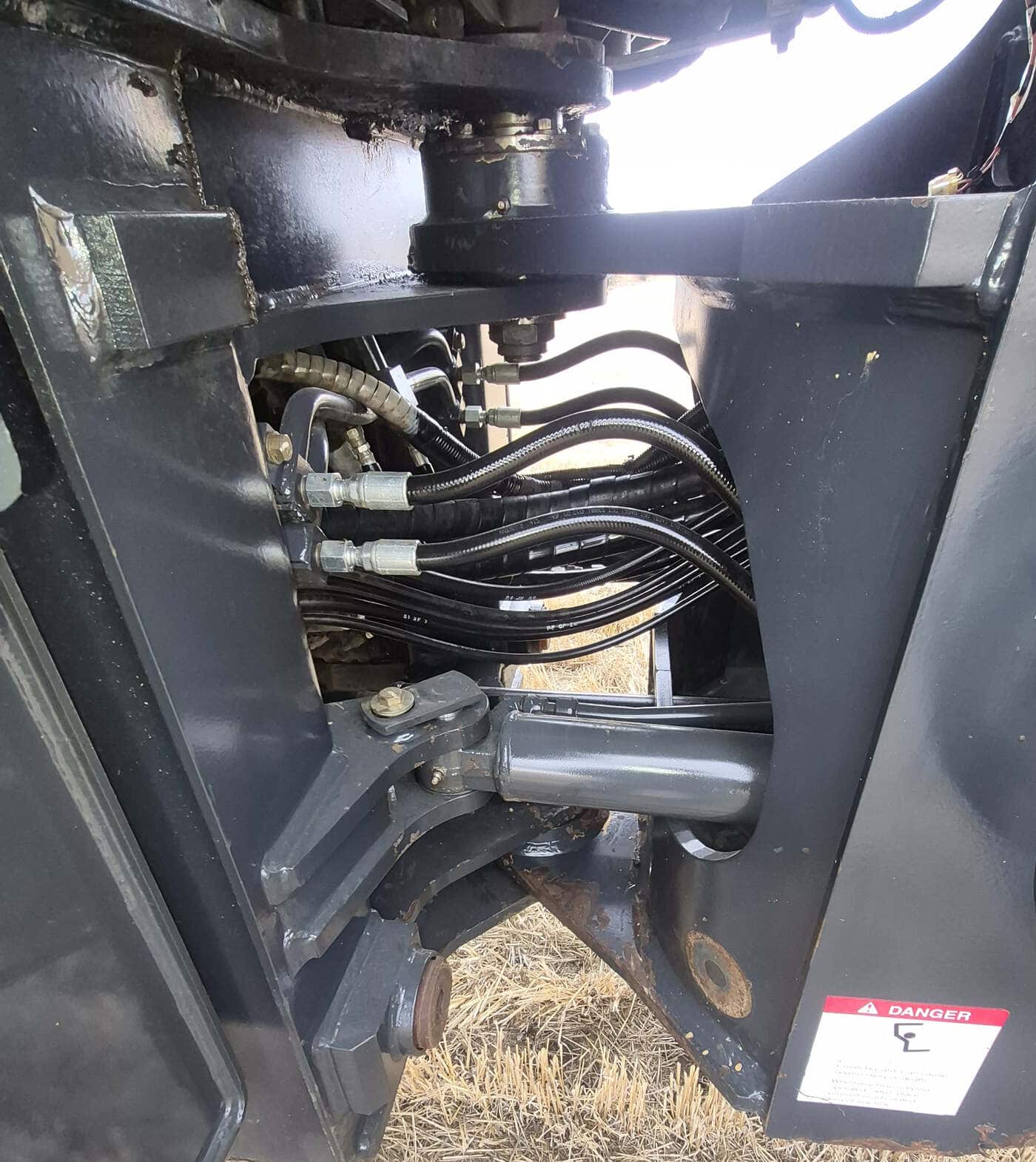 Hydraulic articulation joint on 2010 Komatsu WA250-6 wheel loader