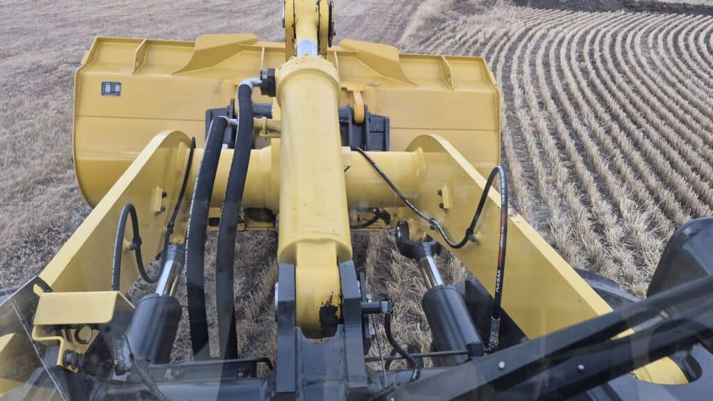 Loader arm hydraulics on 2010 Komatsu WA250-6 viewed from cab
